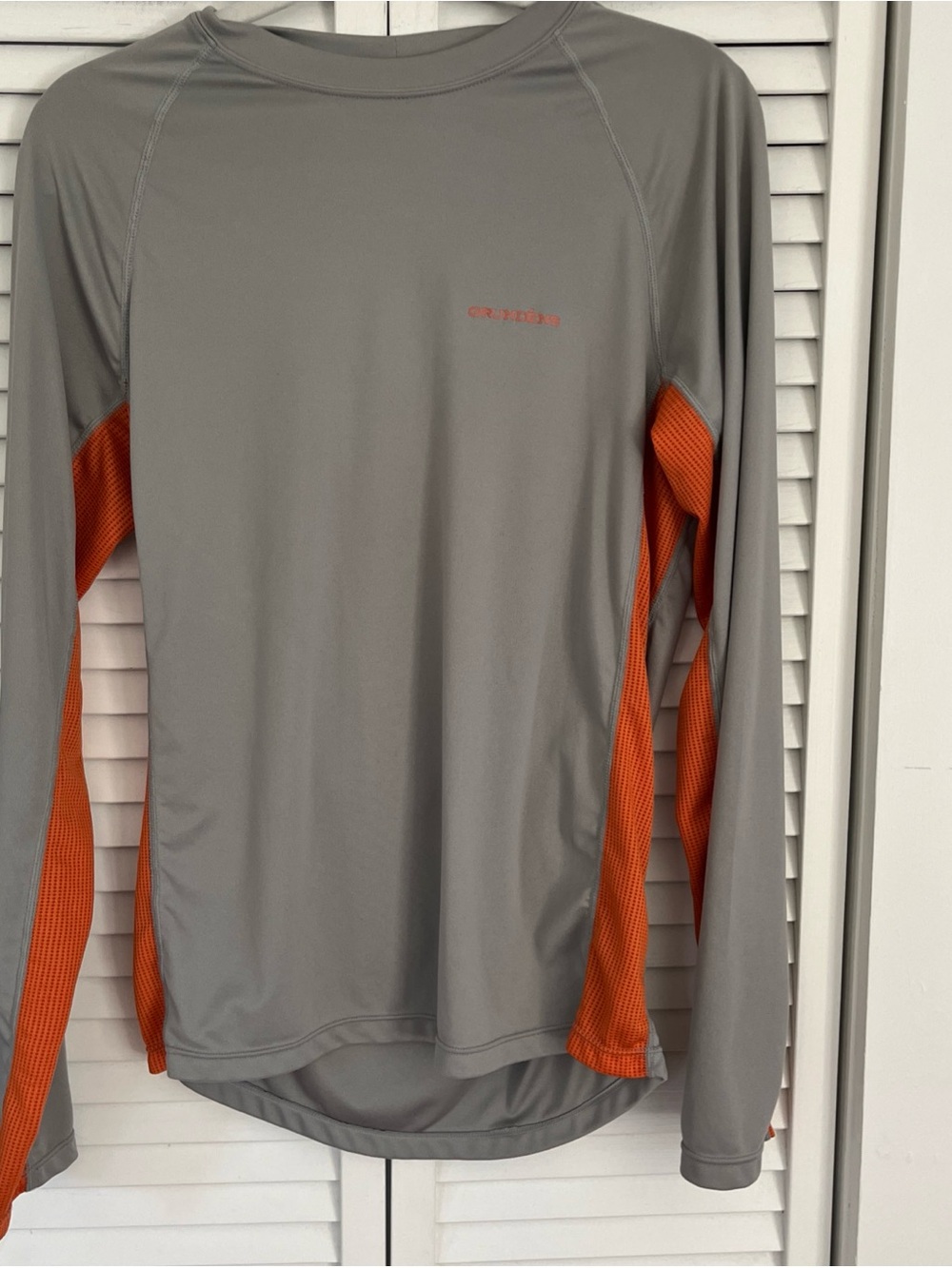Grundens  long sleeve top Sz small gray and orange
